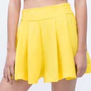 🔥NWOT Zara Trafaluc High Waisted Pleeted Short